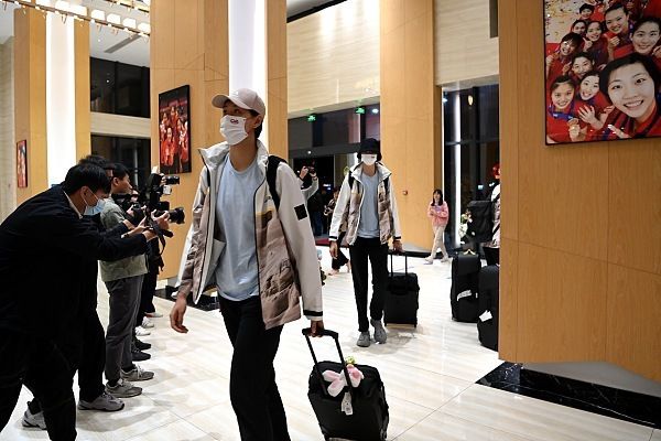 我不知道为什么，主场比赛更容易，客场我们必须提高。